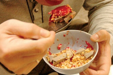 Tất niên bằng tiết canh, cả nhà ăn tết trong viện